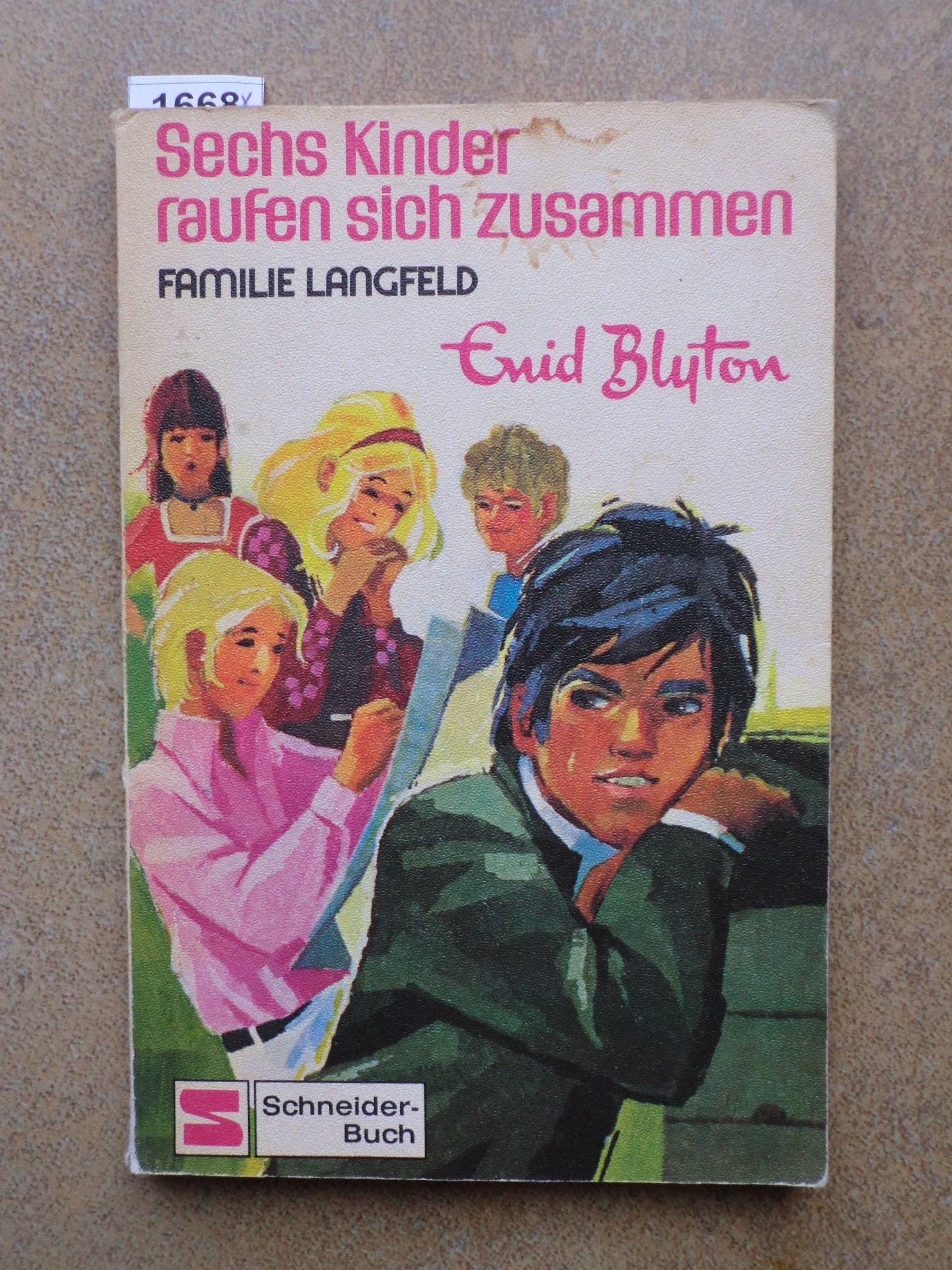 Sechs Kinder raufen sich zusammen.